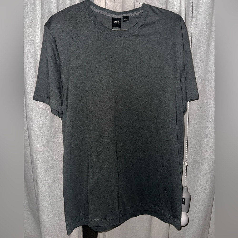 Hugo Boss army green t-shirt size XL men’s NWT